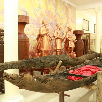 Tìm thấy thuyền gỗ gần bãi cọc Cao Quỳ
