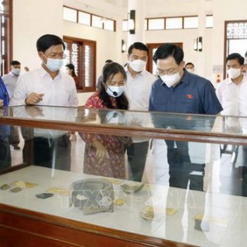 Chủ tịch Quốc hội Vương Đình Huệ thăm Khu bảo tồn di tích Bãi cọc Cao Quỳ
