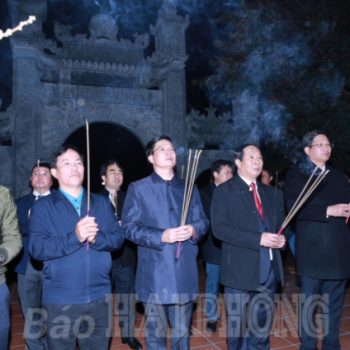 Đồng chí Phó thủ tướng Chính phủ Lê Văn Thành dâng hương tại Khu di tích Bạch Đằng Giang đêm giao thừa