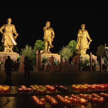Lễ cầu siêu và thả hoa đăng tại Khu di tích lịch sử quốc gia Bạch Đằng Giang nhân kỷ niệm 75 năm ngày thương binh liệt sĩ 27-7
