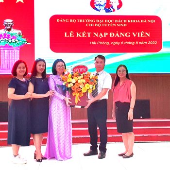 Lễ kết nạp Đảng viên của chi bộ Tuyển sinh &#8211; Đảng bộ Trường Đại học Bách khoa Hà Nội được tổ chức tại Khu di tích lịch sử Bạch Đằng Giang