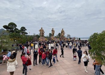 Khu di tích lịch sử Bạch Đằng Giang thu hút lượng du khách lớn trong kỳ nghỉ Tết